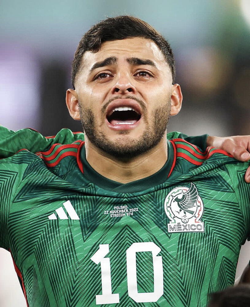 عکس | بغض یک ملیپوش در زمان پخش سرود ملی