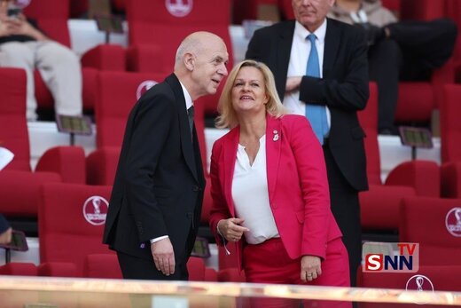 وزیر کشور آلمان نماد همجنسبازی را قاچاقی به ورزشگاه برد!