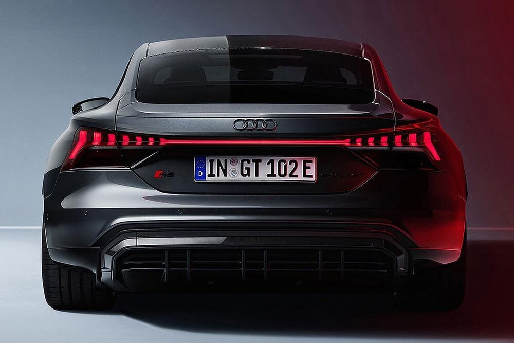 شاخ و شانه کشیدن آئودی برای تسلا / عکس