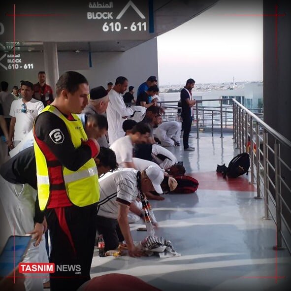 عکس | نماز خواندن قطری ها بین دو نیمه