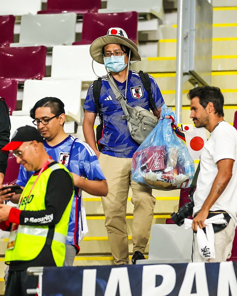 عکس | جمع کردن زباله ها بعد از برد تاریخی