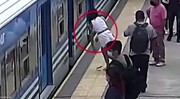 ببینید | نجات معجزه آسا زنی که بیهوش روی ریل قطار پرت شد