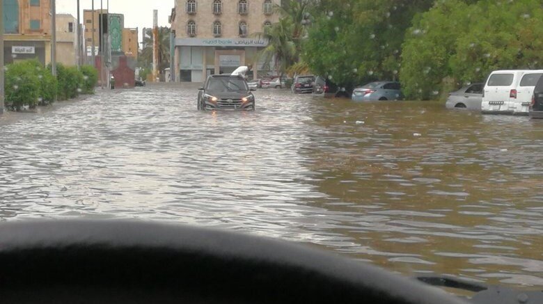 ببینید | غرق شدن ماشین‌های لاکچری سعودی‌ها در سیلاب شهر جده