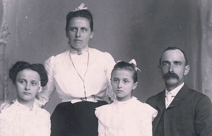 چرا هیچ لبخندی در این عکسهای قدیمی نمیبینیم