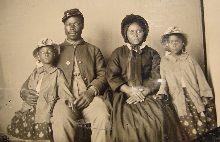 چرا هیچ لبخندی در این عکسهای قدیمی نمیبینیم