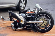 ببینید | تصاویر تکان‌دهنده از یک تصادف وحشتناک؛ شاخ‌به‌شاخ شدن موتورسیکلت با خودروی سواری