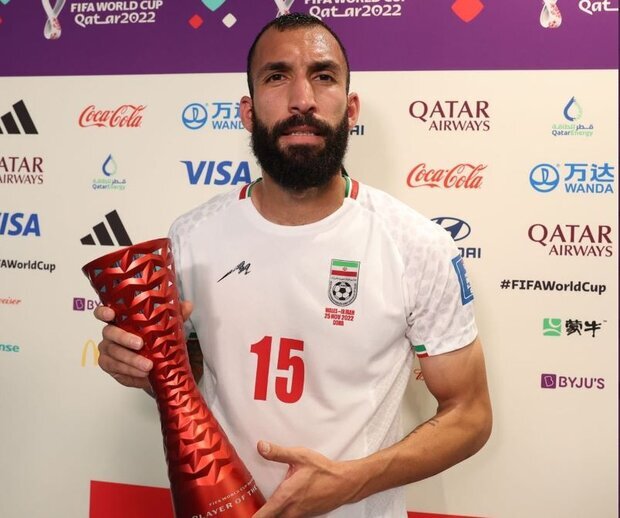 عکس | کاپ بهترین بازیکن ایران - ولز در دست روزبه چشمی