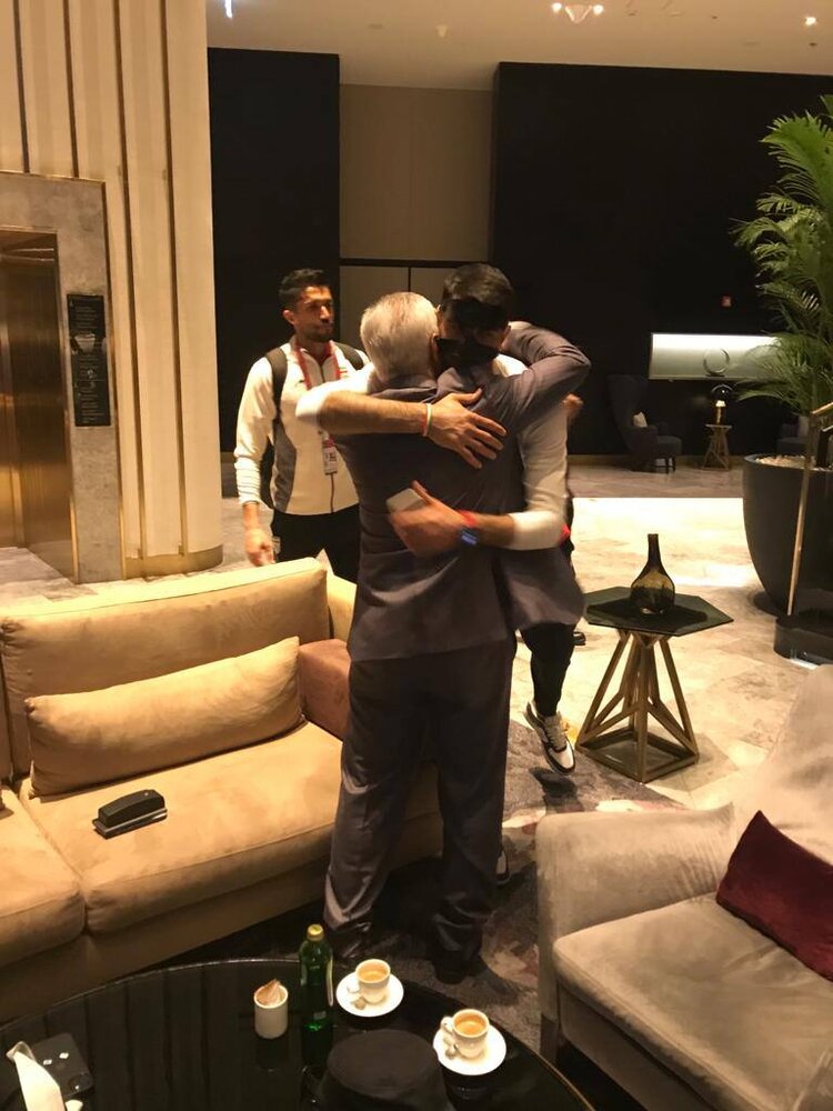 عکس | بیرانوند در آغوش وزیر ورزش
