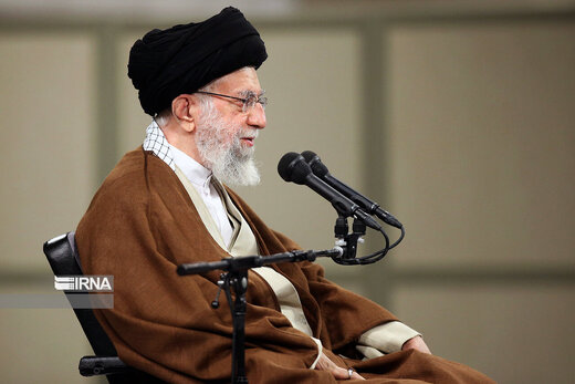 قائد الثورة الإسلامية يرد على رسالة لطالبات ایرانیات