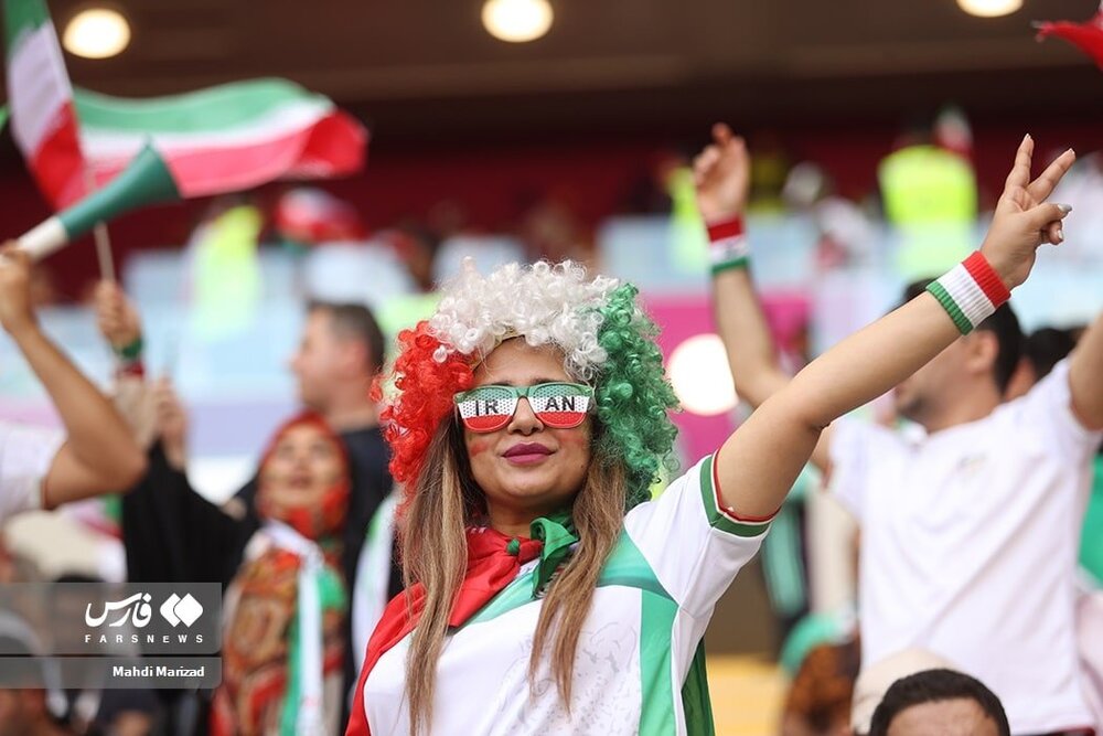 عکس | تصویری پربازدید از یک زن تماشاگر در بازی ایران - ولز با پوشش غیرمتعارف