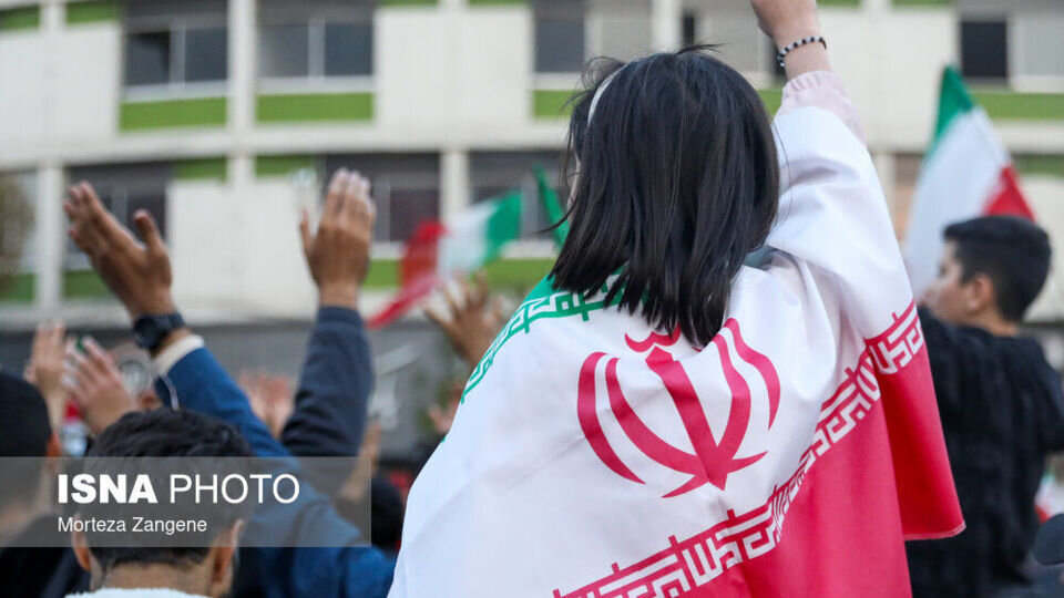 پذیرش چراغ خاموش «آزادی پوشش زنان» در کشور؟ / عکسهای معنادار رسانههای حکومتی از جشن پیروزی تیم ملی بر ولز