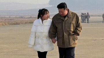 بازدید اون و دخترش از ماهواره جاسوسی کره شمالی/عکس