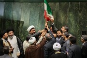 «دور افتخار» نمایندگان با پرچم ایران در صحن «بهارستان» + عکس‌ها