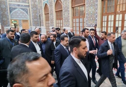 ببینید | حضور نخست وزیر عراق در حرم امام رضا(ع)