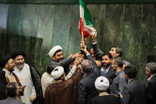 «دور افتخار» نمایندگان با پرچم ایران در صحن «بهارستان» + عکس‌ها