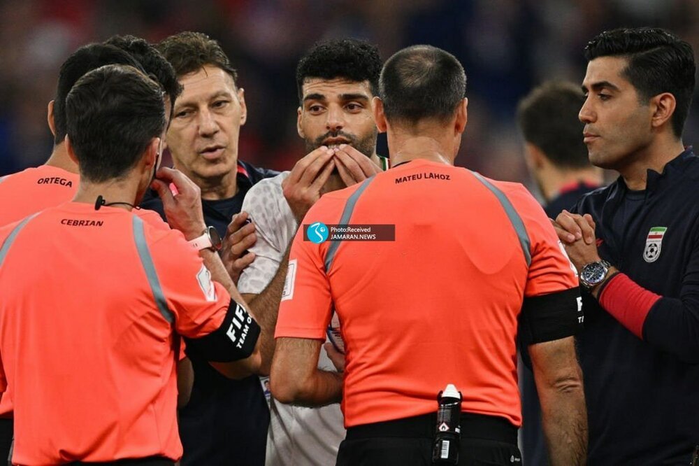 عکس | طارمی همچنان در حال چانه زنی با داور