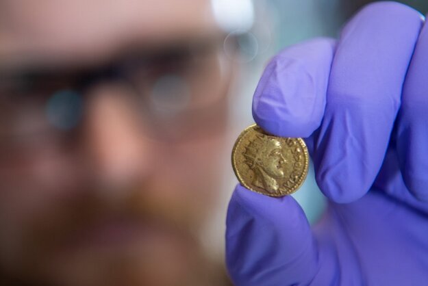 سکه‌های طلای جعلی، اصل از آب درآمد/ مردی که بر معدن طلا حکومت می‌کرد / عکس