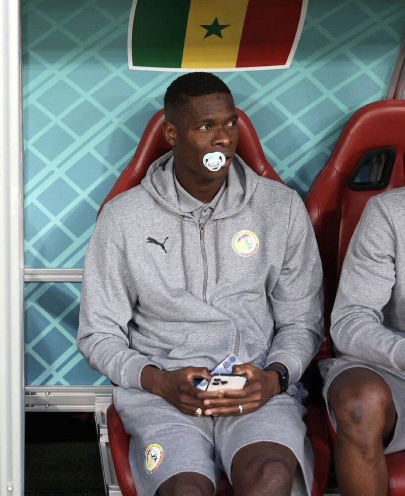 عکس | پستانک در دهان بازیکن سنگال روی نیمکت تیم ملی
