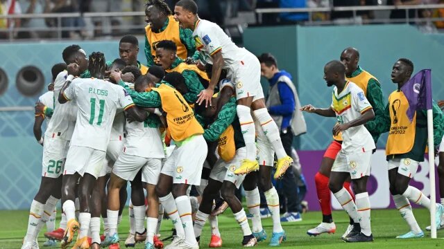 عکس | پستانک در دهان بازیکن سنگال روی نیمکت تیم ملی