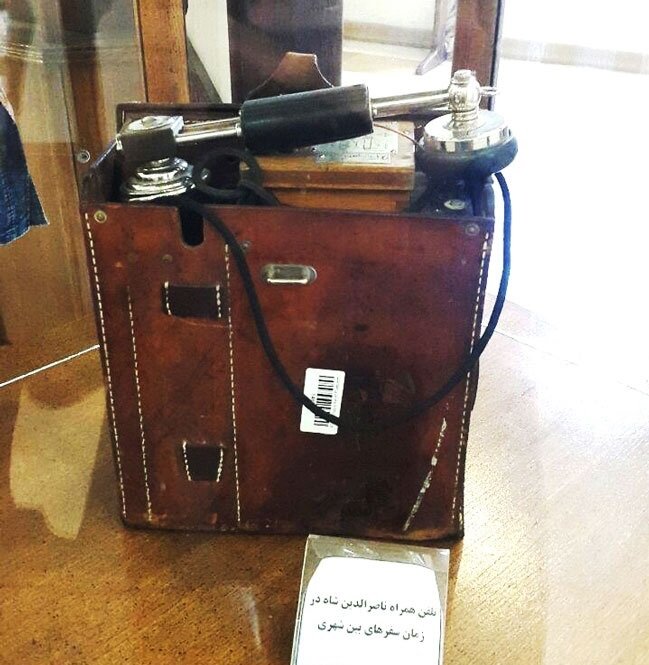 عکس تلفن همراه ناصرالدینشاه/ خط تلفن چه زمانی به تهران رسید؟