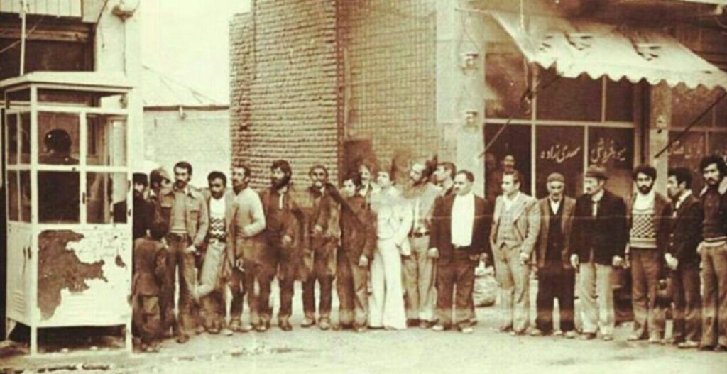 عکس تلفن همراه ناصرالدینشاه/ خط تلفن چه زمانی به تهران رسید؟