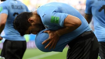 عکس| طرفدار غنا خطاب به سوارز: این وقت انتقام است