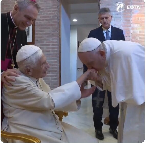 پاپ فرانسیس به دست‌بوسی پاپ بندیکت شانزدهم رفت/عکس