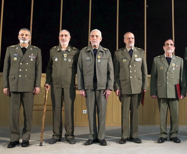  نشان «فداکاری» اعطایی رهبری بر سینه چهار فرمانده ارتش / پاسداشت کدام خدمات بود؟ + عکس