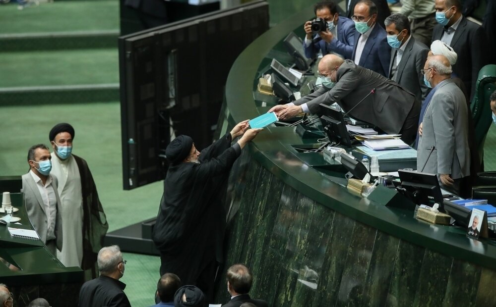 «تذکر درمانی» نمایندگان چه دردی از مردم دوا می کند؟/ حتما باید کارد به استخوان مردم برسد تا کابینه ترمیم شود؟