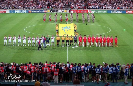 عجب مردم بیحیایی هستید. گلوی جناب دزد پاره شد. چرا کیفتان را به او نمی دهید؟!