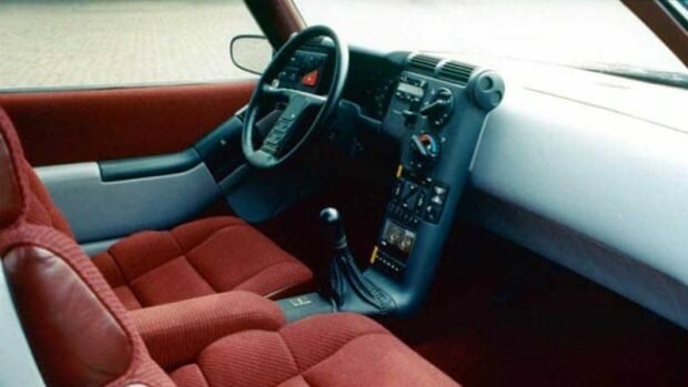 ماشین عجیبالخلقه که ترکیبی از ون و وانت است/ عکس