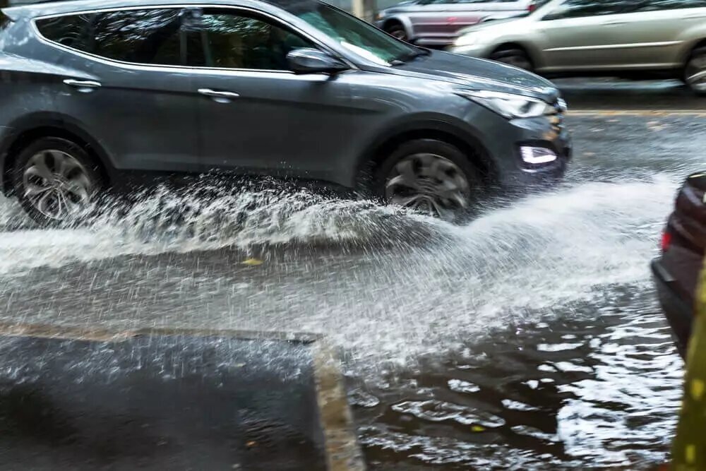 ۵ نکته مهم برای رانندگی در روزهای بارانی