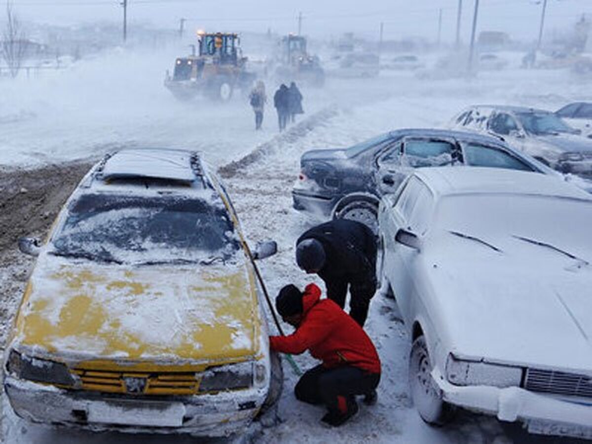 گرفتار شدن ۱۰۰۰ خودرو به دلیل کولاک در محور تربت حیدریه به مشهد