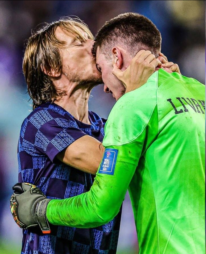 عکس| بوسهی کاپیتان بر پیشانی ستارهی ضربات پنالتی