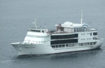 پهلوگیری نخستین کشتی رستوران کروز به نام رویای دریا در بندرگاه کیش