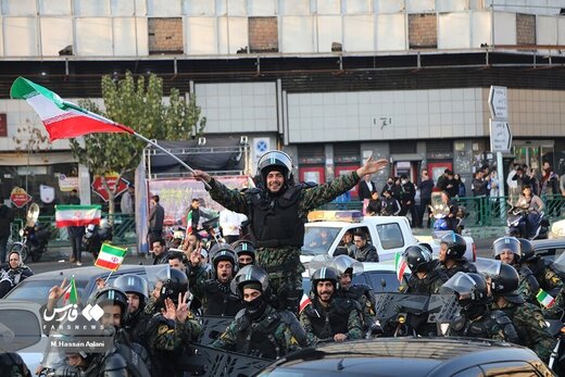مسجدجامعی: سال 77 در جشن پیروزی تیم ملی بر آمریکا، نیروهای امنیتی هم بودند اما در حضور فراگیر مردم دیده نشدند / اینبار، مردم نبودند، آنها دیده شدند