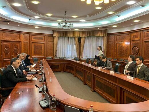 وزیر الخارجیة الإیرانی یلتقی رئیسة وزراء صربیا فی بلغراد