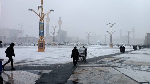 تصاویری از بارش برف در حرم مطهر رضوی