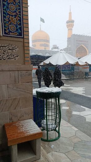 تصاویری از بارش برف در حرم مطهر رضوی