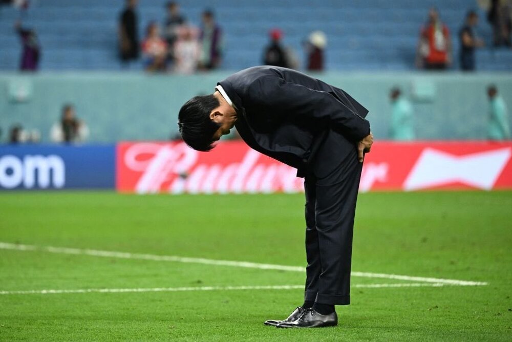 عکس | تعظیم سرمربی ژاپن پس از حذف تلخ