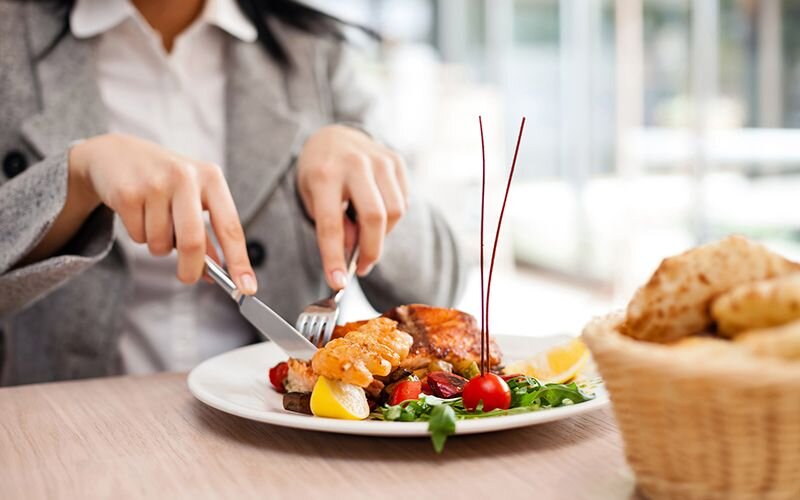 فواید زود شام خوردن برای بدن: یک خواب راحت و هضمی بهتر