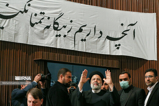 ببینید | پیاده‌روی رئیس جمهور در دانشگاه تهران با تیم کامل حفاظتی