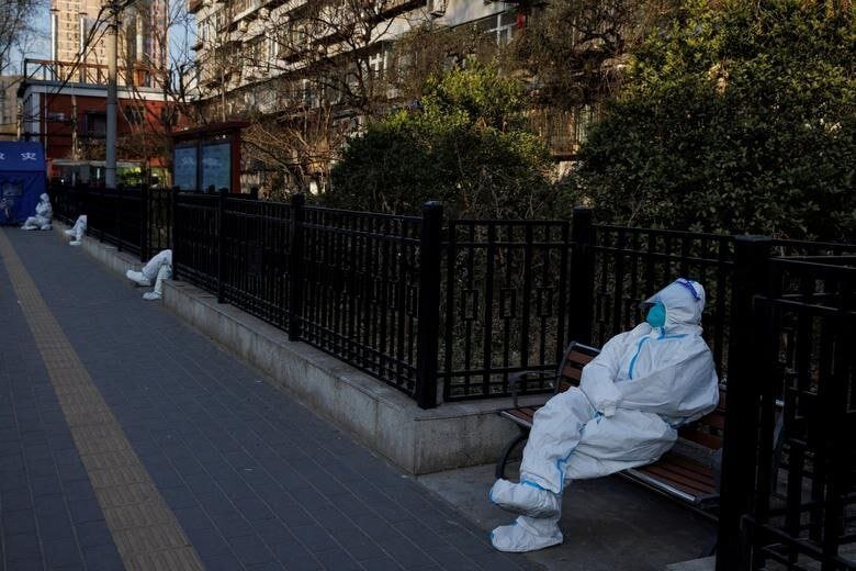 عکس | تصویری خوفناک از نگهبانان ۲۴ ساعته ساختمان‌های قرنطینه شده در چین