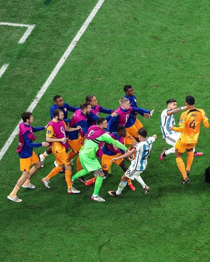 صور معركة شرسة بين لاعبي الأرجنتين وهولندا