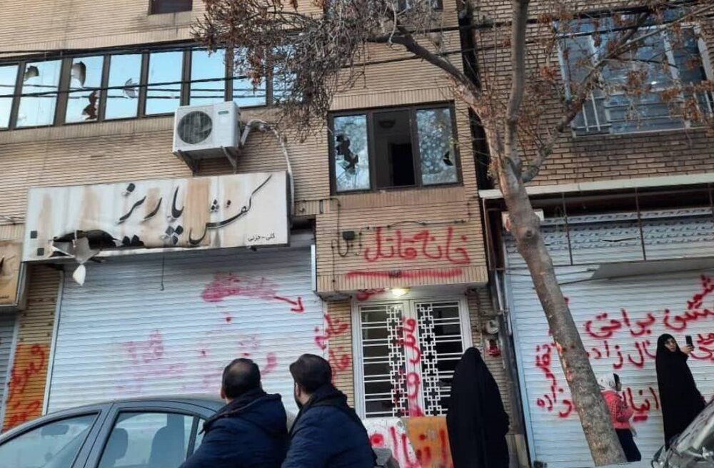 شعارنویسی و هجوم با سنگ به منزل مسکونی خانواده مجیدرضا رهنورد در مشهد + عکس