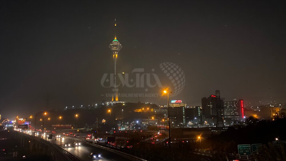 عکس | آلودگی شدید هوای تهران در نمای شب برج میلاد
