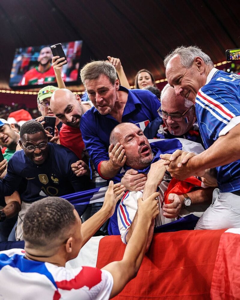 عکس | دلجویی امباپه از هواداری که مصدومش کرد