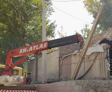 مقاوم ­سازی و تعویض پایه­های فرسوده خطوط برق رسانی در شهرستان سرخه