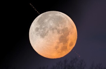 قایم‌موشک بازی سحرآمیز ماه و مریخ در آسمان / عکس