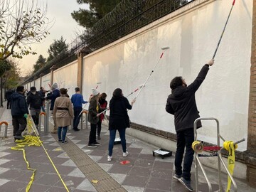 شخص سفیر و کارکنان سفارت، آستین بالا زدند / پاک کردن شعارهای اصولگرایان از دیوارهای سفارت انگلیس + عکس‌ها